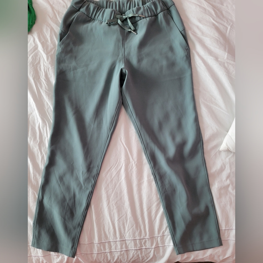 Brand new! On the fly Lululemon pant size 8 sage green